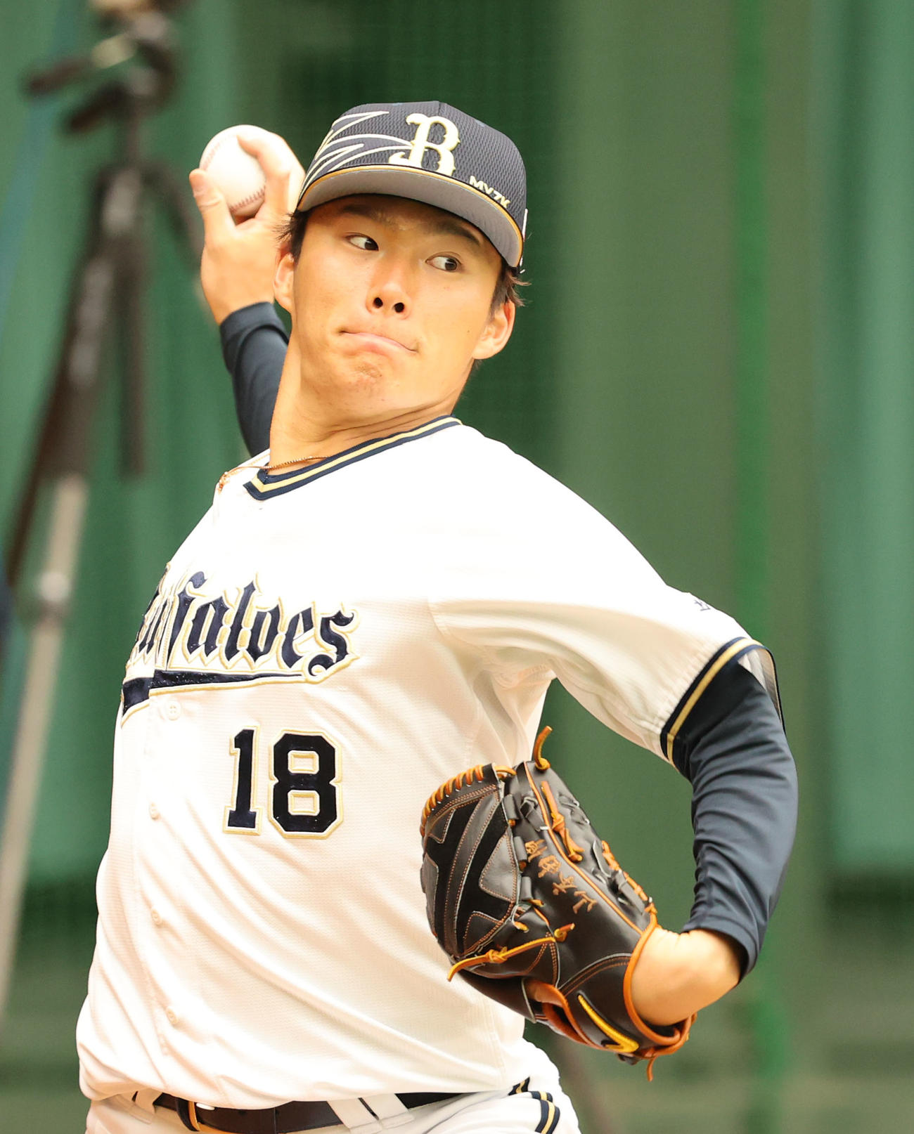 ブルペン投球するオリックス山本（撮影・渦原淳）