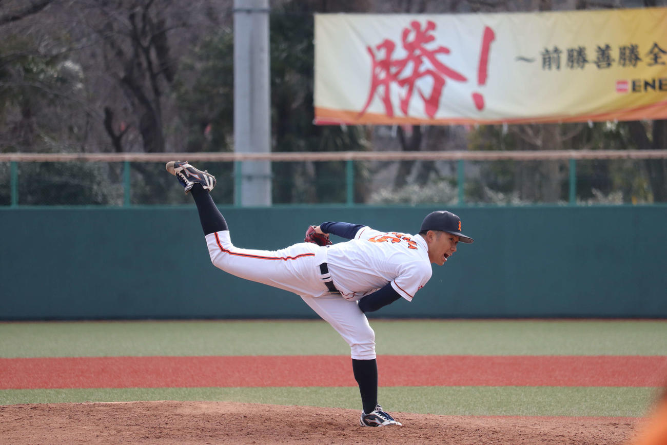 ENEOS対法大　8回からマウンドに上がり、2回を投げ1安打無失点に抑えた、ENEOSの糸川（撮影・保坂淑子）