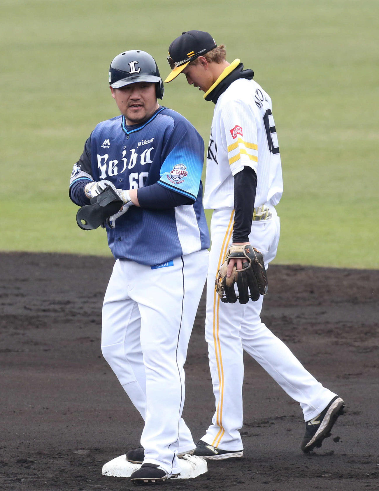 ソフトバンク対西武　1回表西武2死一、二塁、適時二塁打を放った中村（左）（撮影・梅根麻紀）