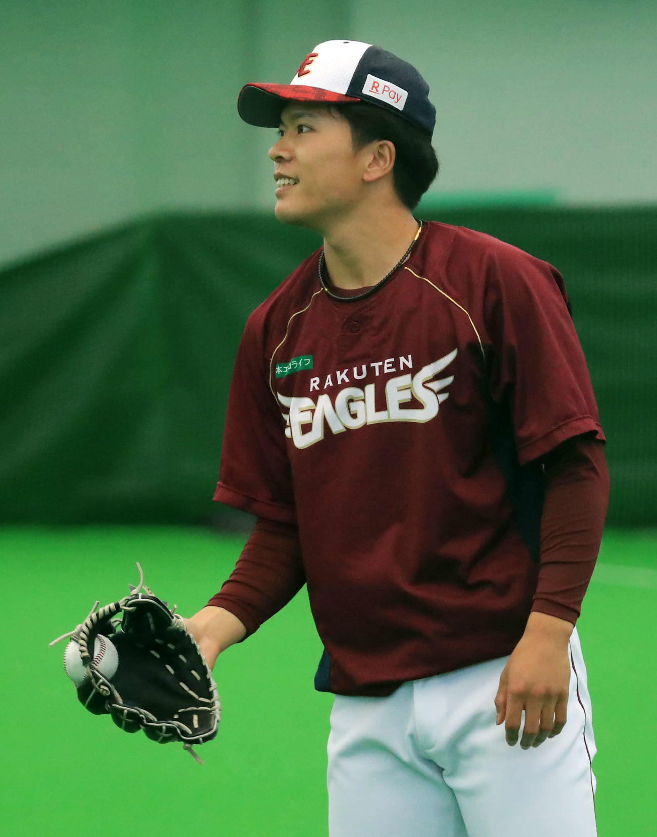 キャッチボールでボールがグラブに挟まった楽天早川