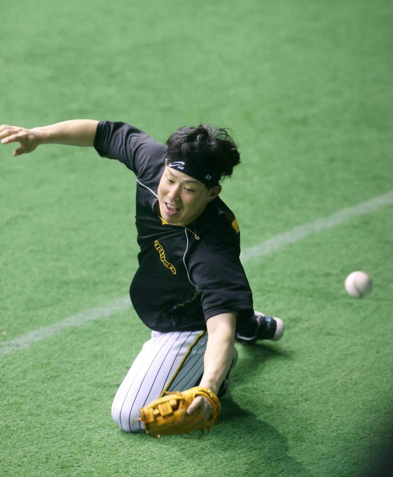 ノックで元気よく打球に反応する糸原（撮影・加藤哉）