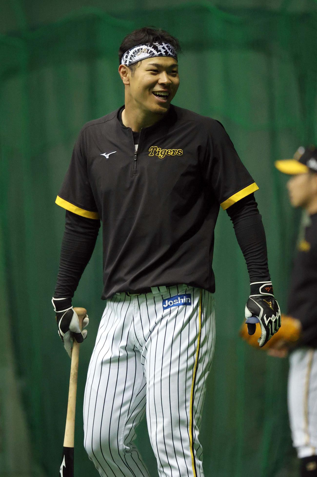 佐藤輝は笑顔を見せながら打撃練習に向かう（撮影・上田博志）