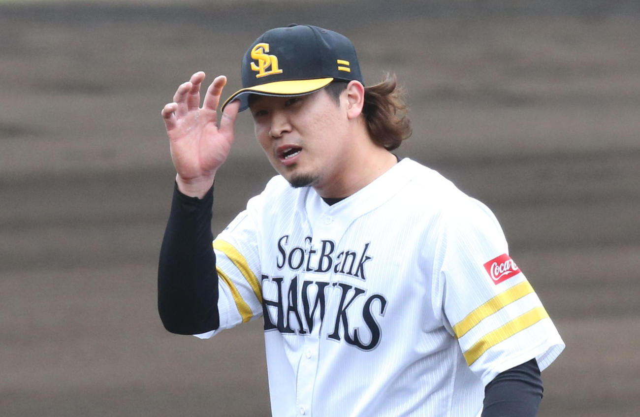 西武戦の6回から登板したソフトバンク杉山は、2イニングを無安打と好投し、笑顔でベンチに引き揚げる（撮影・梅根麻紀）