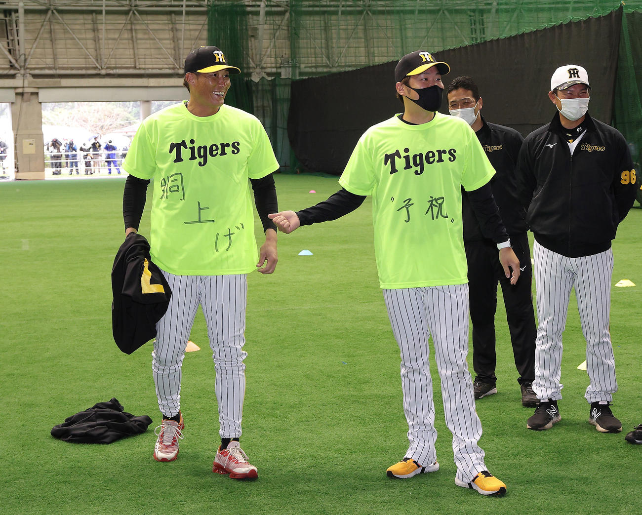 1日主将の阪神糸井（左）は「胴上げ」、西勇は「予祝」と書き込んだTシャツを着る（球団提供）