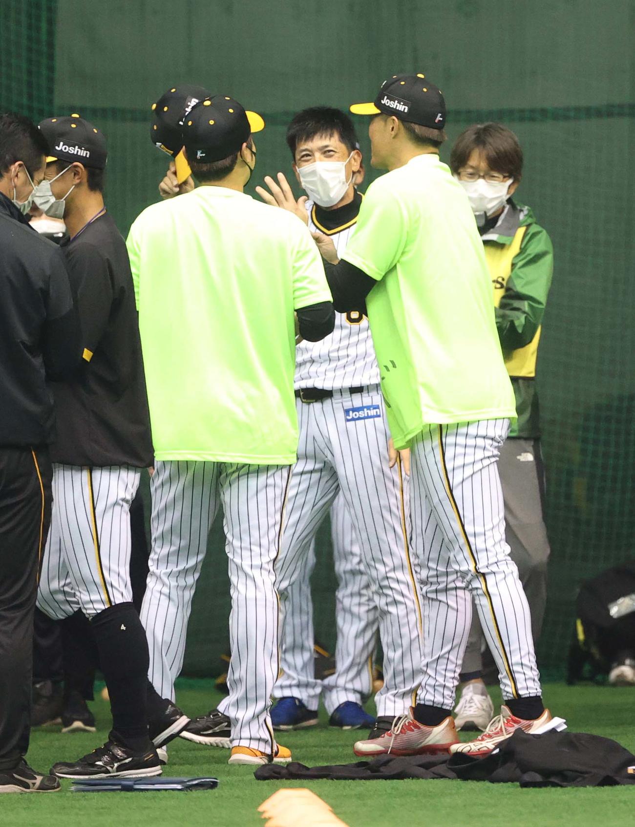 矢野監督（中央）は予祝胴上げを企画した西勇（左）と糸井に笑顔を見せる（撮影・上田博志）