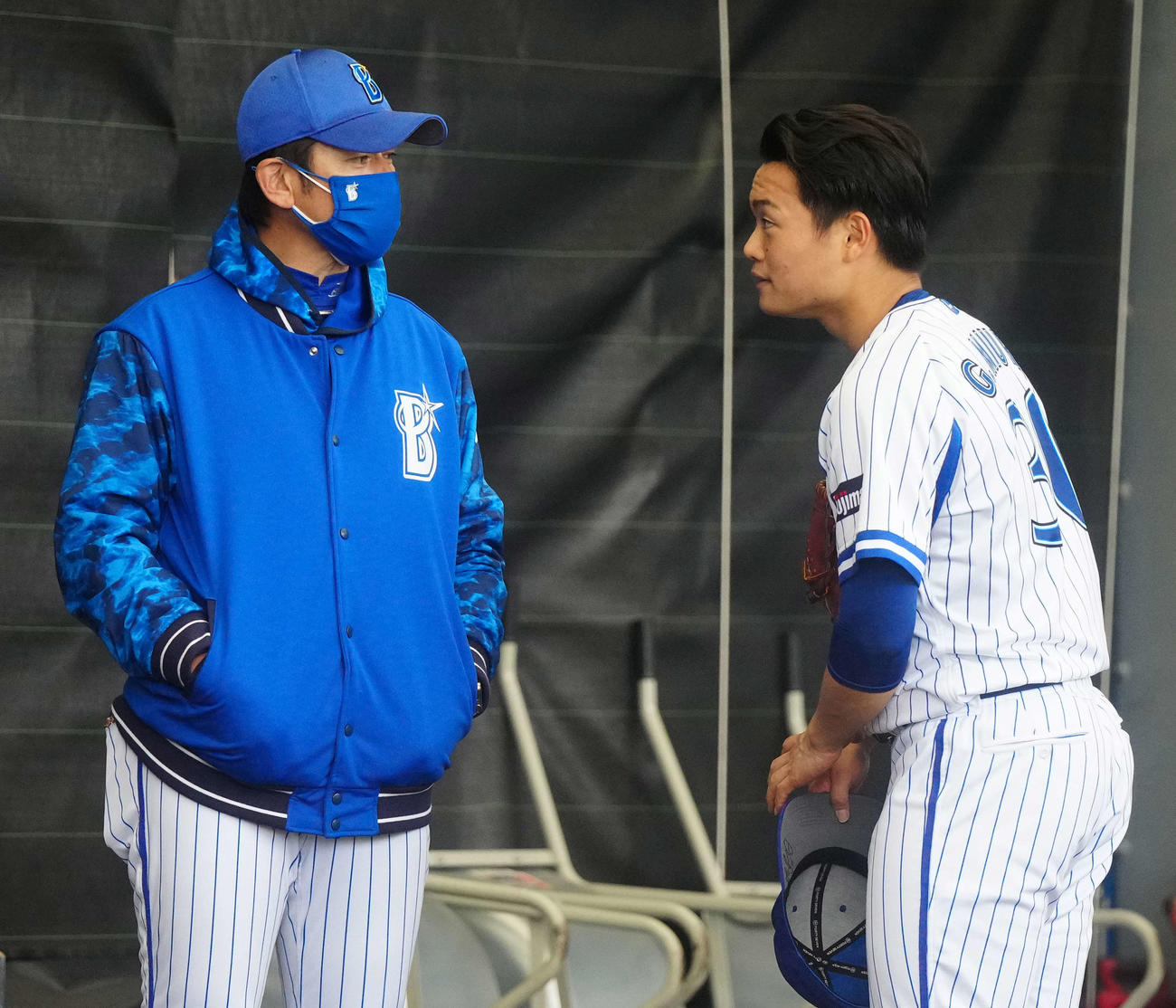 ブルペンでDeNA三浦監督（左）の話を聞く三浦（撮影・江口和貴）