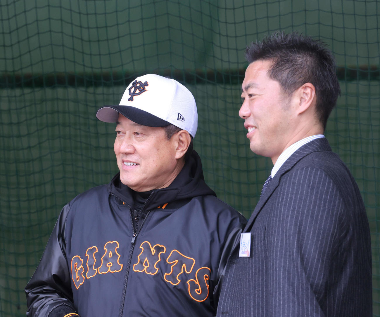 記念撮影する巨人原監督（左）と上原氏（撮影・河田真司）