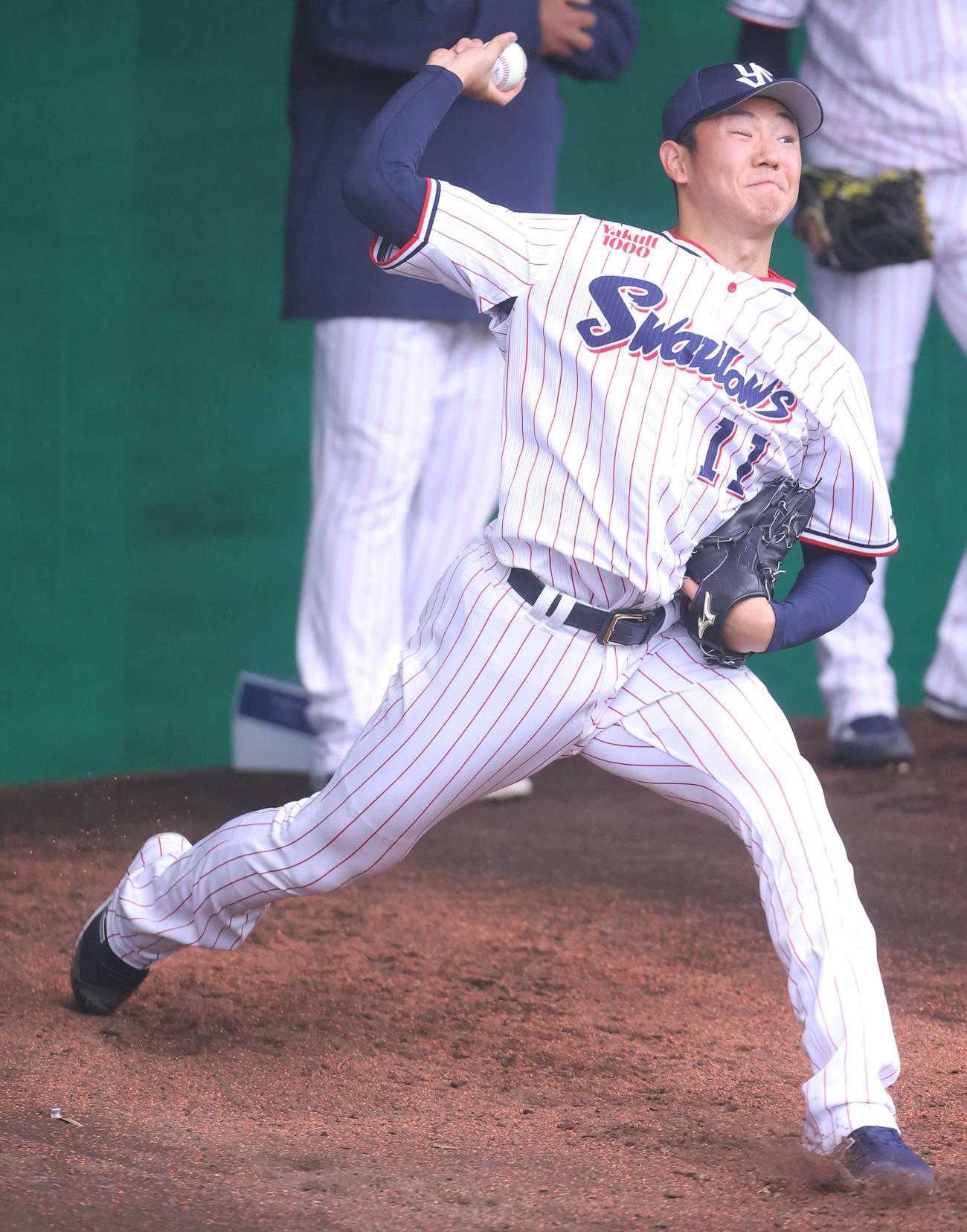ブルペン投球をするヤクルト奥川（撮影・河田真司）
