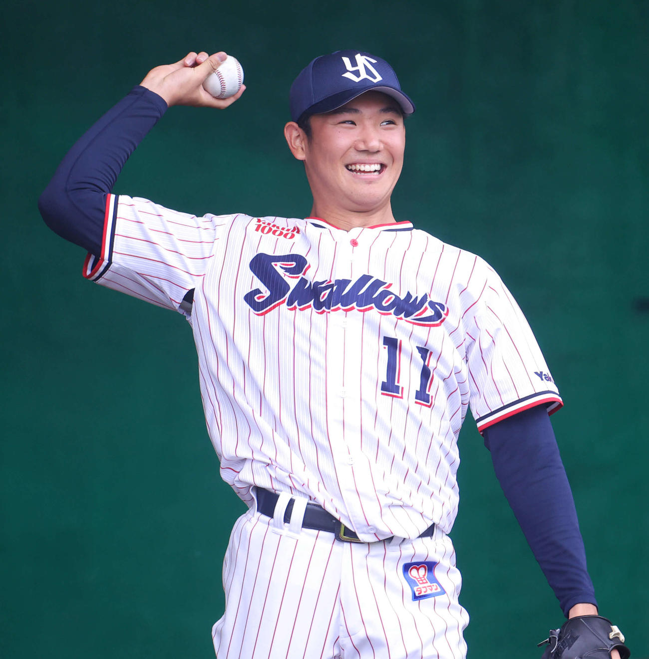 ブルペン投球を終え、笑顔を見せるヤクルト奥川（撮影・河田真司）