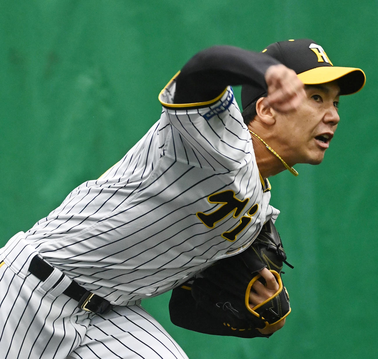 ブルペンで投球練習を行う阪神小野（撮影・前岡正明）