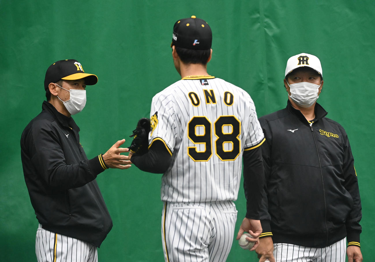 ブルペンで阪神小野（中央）と話す矢野監督（左）。右は福原投手コーチ（撮影・前岡正明）