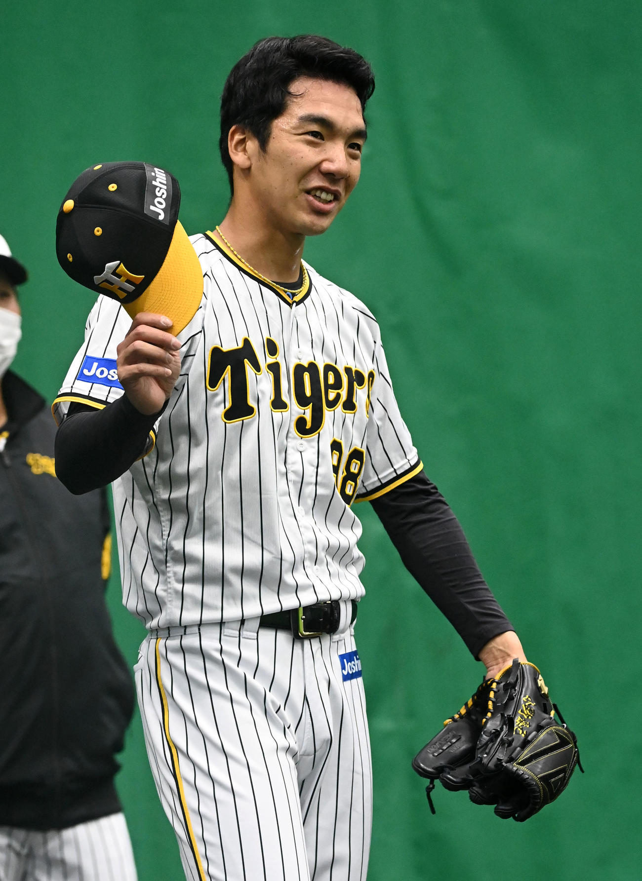 ブルペンで笑顔を見せる阪神小野（撮影・前岡正明）