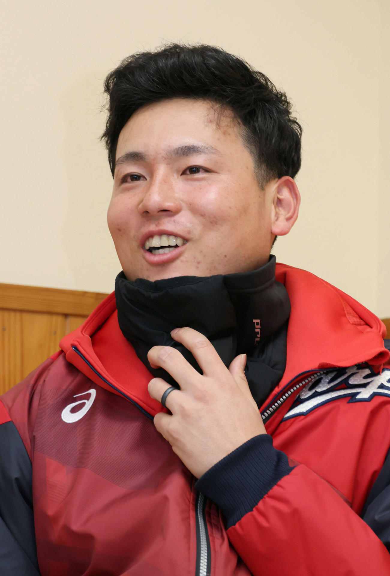 インタビューに応じる広島栗林（撮影・加藤孝規）