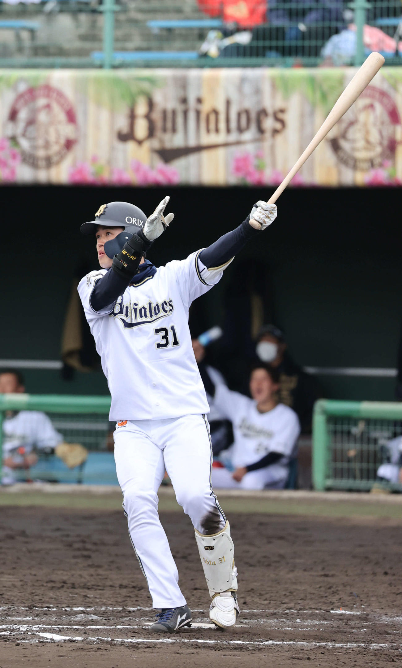ロッテ戦の7回、左越え本塁打を放つ太田（撮影・渦原淳）