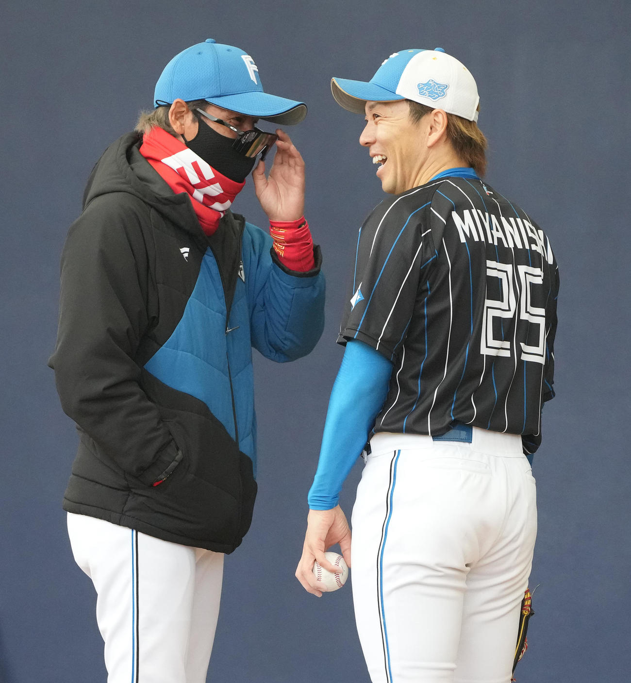 ブルペンで宮西（右）と談笑する日本ハム新庄監督（撮影・鈴木みどり）