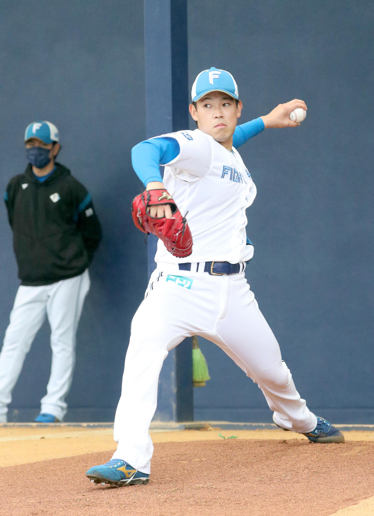 ブルペンで投球する日本ハム根本（撮影・佐藤翔太）