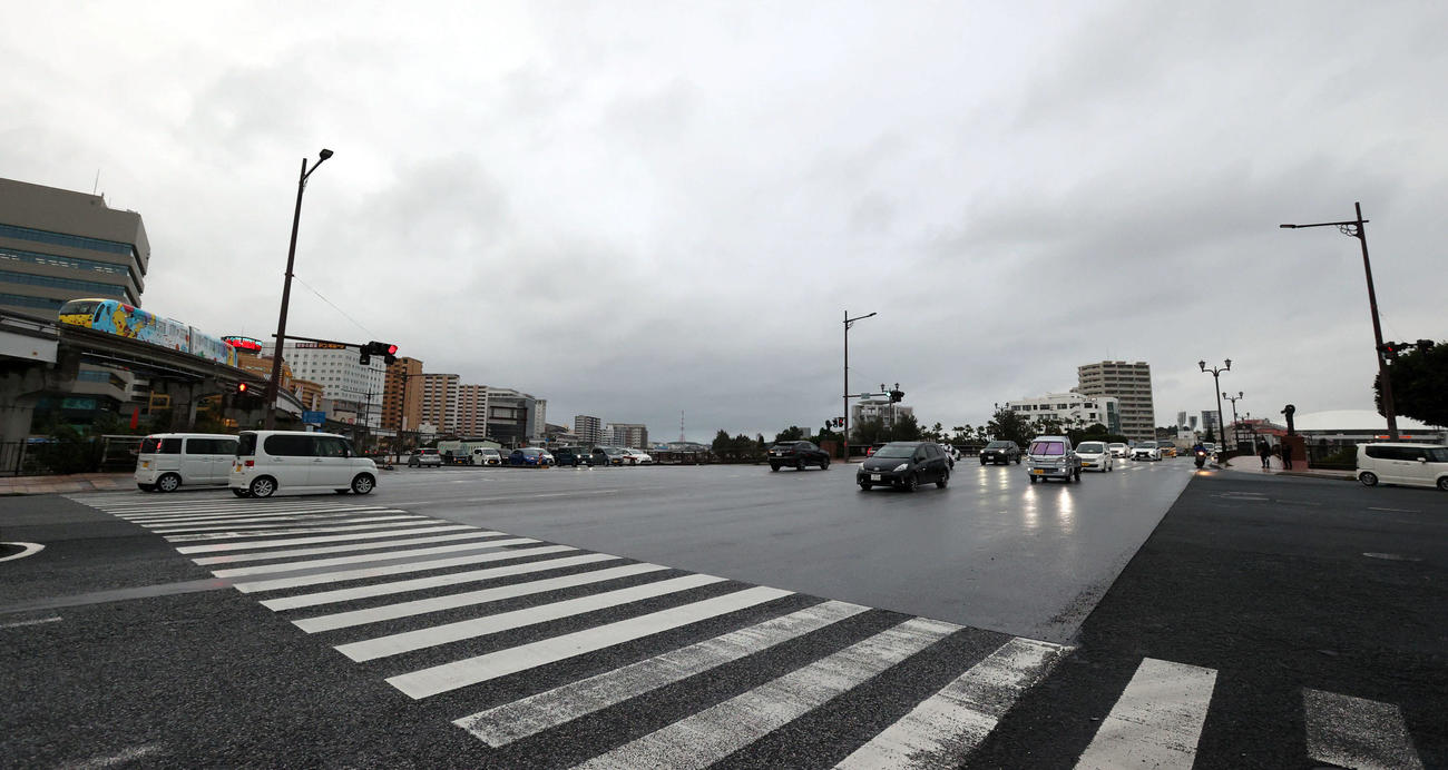 乗用車と大型スクーターの接触事故で清原氏が人命救助を行った明治橋交差点付近。後方右は沖縄セルラースタジアム那覇＝午後5時半ごろ（撮影・狩俣裕三）