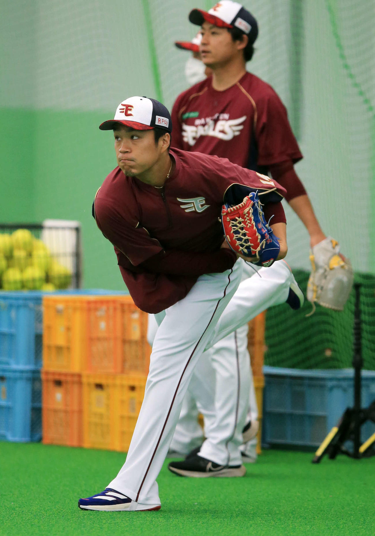 室内練習場でキャッチボールする楽天則本