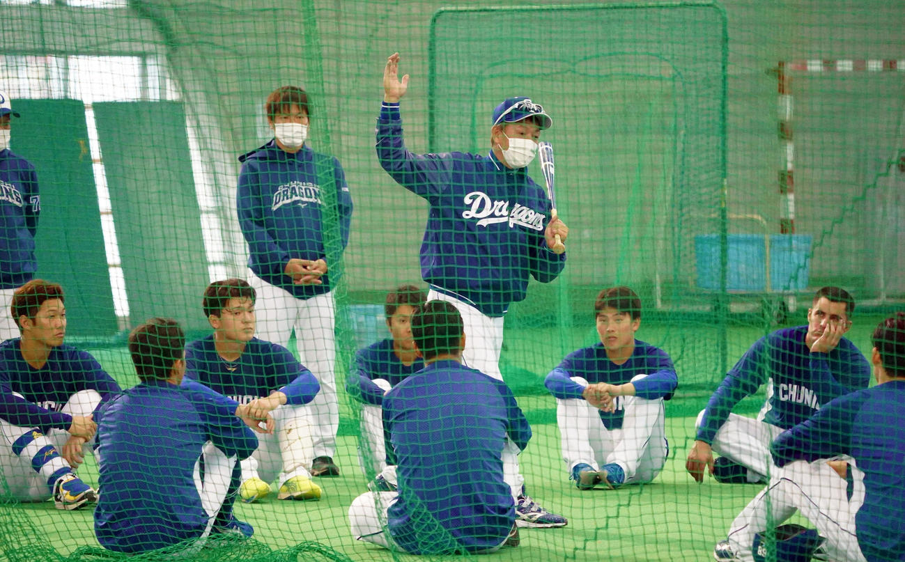 全体練習終了後、野手陣を集め身振りを交え話をする立浪監督（撮影・森本幸一）