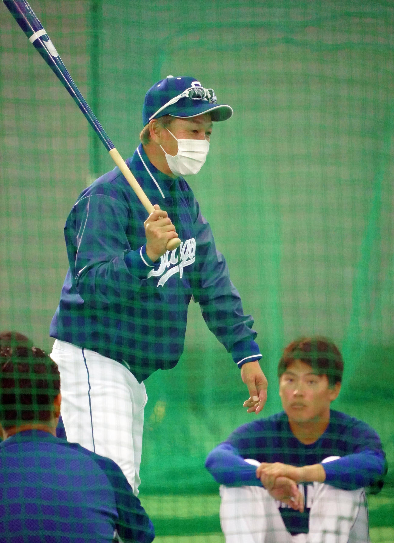 全体練習終了後、野手陣を集め身振りを交え話をする立浪監督（撮影・森本幸一）