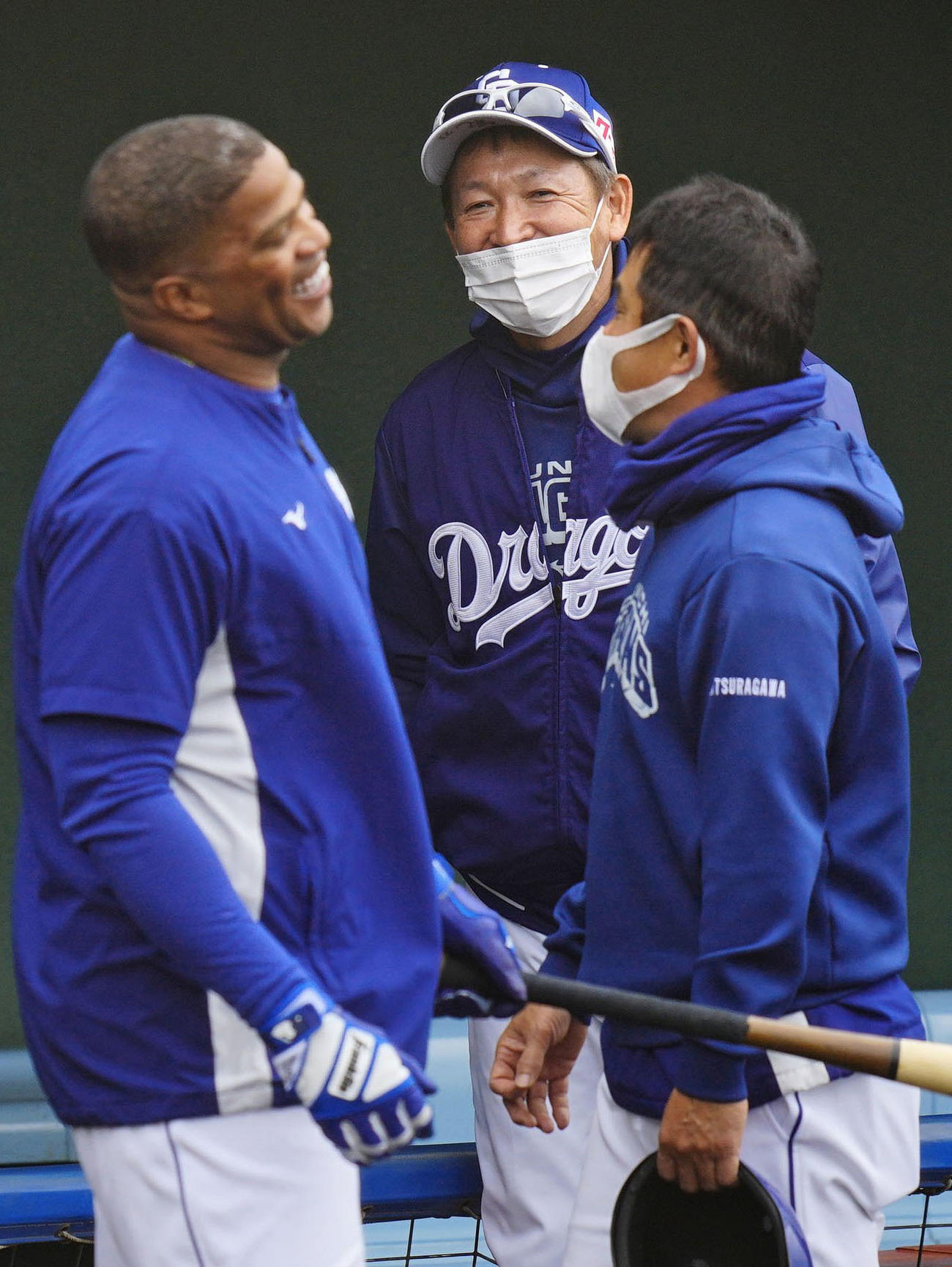 キャンプでビシエド（左）らと言葉を交わす中日・立浪監督（中央）（共同）