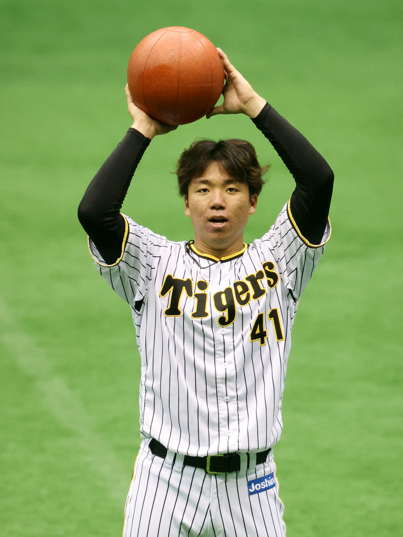 メディシンボールを投げる阪神村上頌樹（撮影・加藤哉）