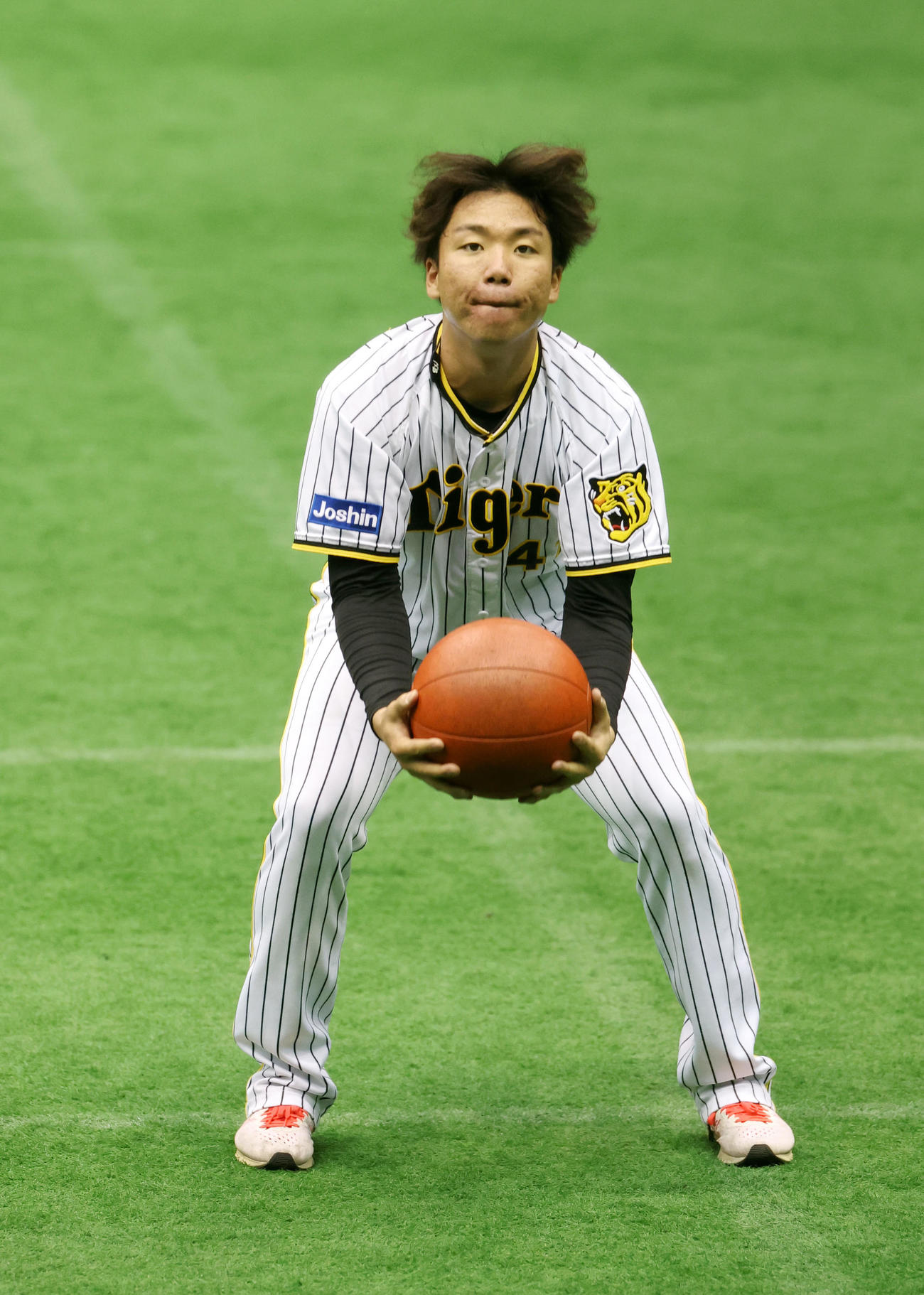 メディシンボールを投げる阪神村上頌樹（撮影・加藤哉）