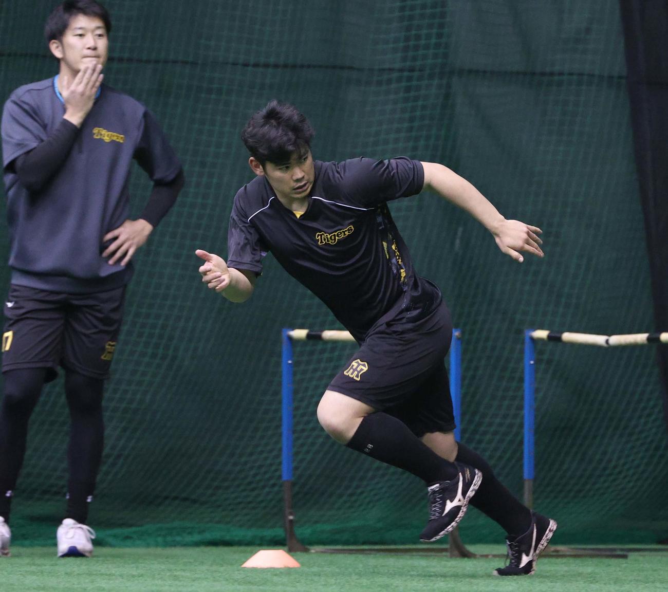 阪神鈴木勇斗（右）は宜野座ドームでダッシュを繰り返す（撮影・上田博志）