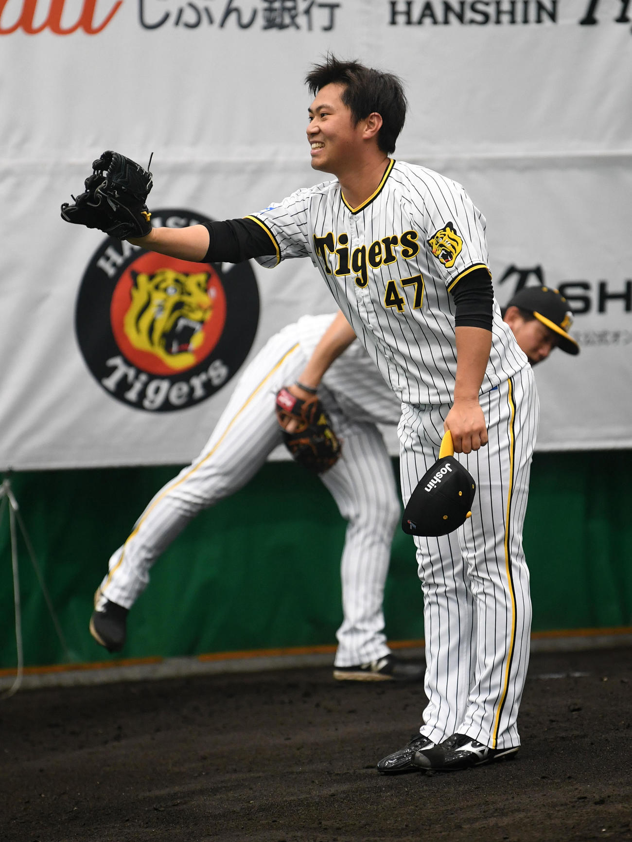 ブルペンで笑顔を見せる阪神桐敷拓馬（撮影・前岡正明）