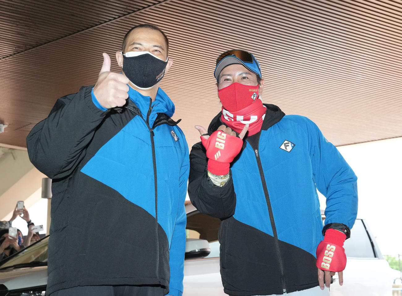 タピックスタジアム名護に到着し、一緒に記念撮影する室伏広治スポーツ庁長官（左）と日本ハム新庄監督（撮影・鈴木みどり）