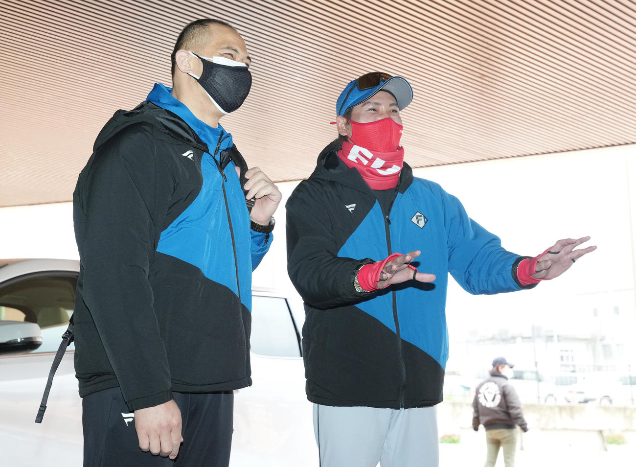 タピックスタジアム名護に到着した室伏広治スポーツ庁長官（左）と日本ハム新庄監督（撮影・鈴木みどり）
