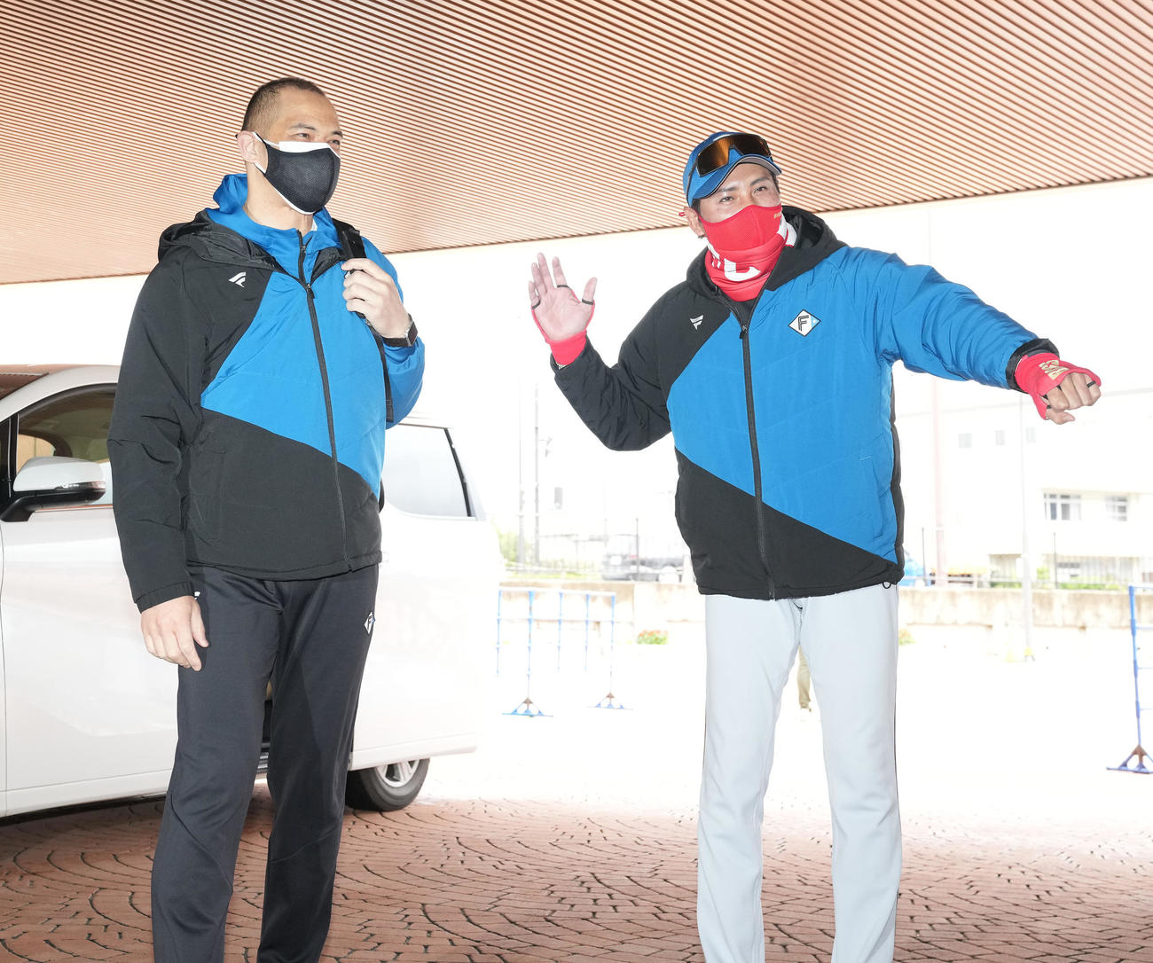 タピックスタジアム名護に到着した室伏広治スポーツ庁長官（左）と日本ハム新庄監督（撮影・鈴木みどり）
