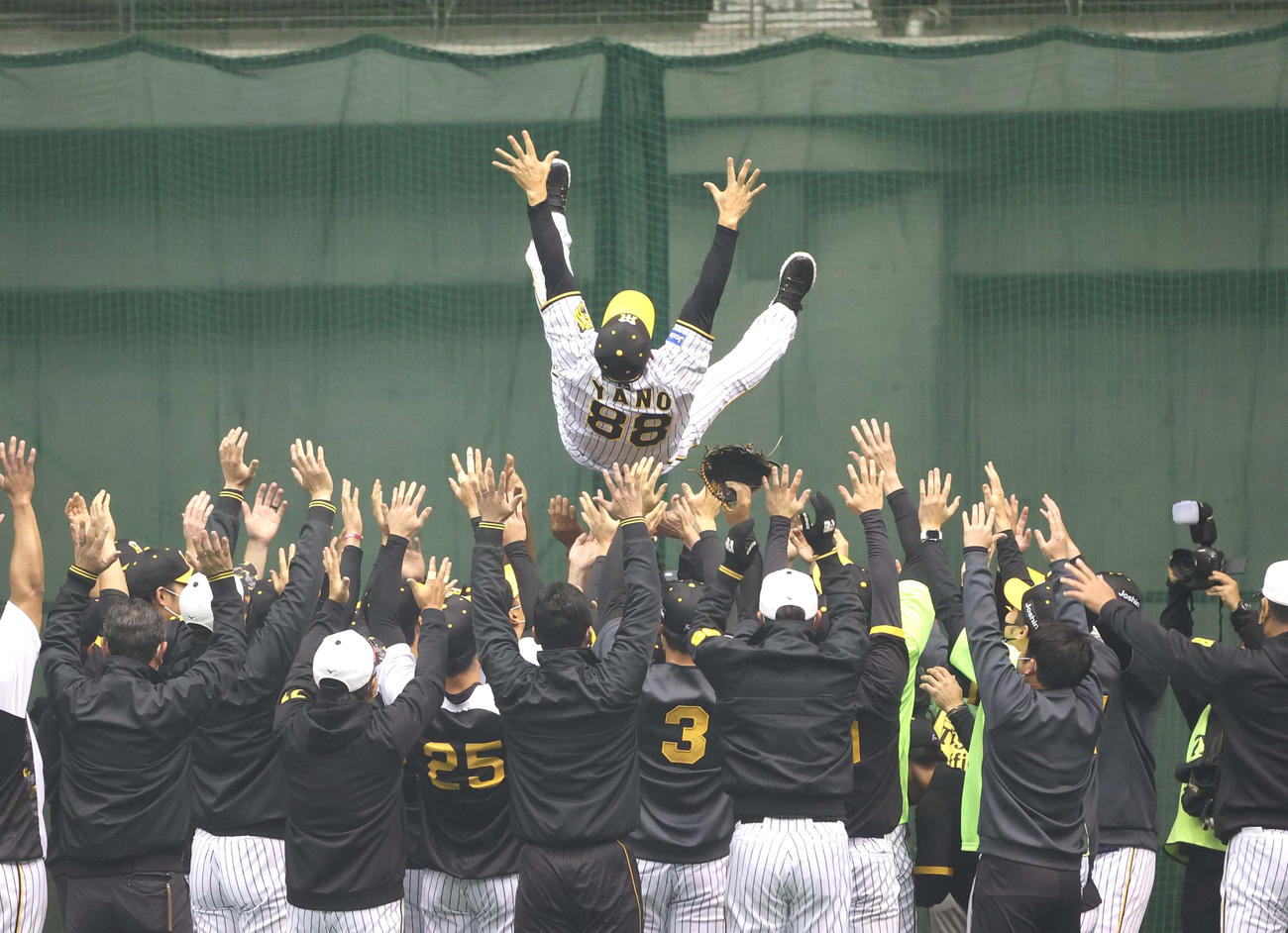 1日主将の糸井と西勇の提案でナインに胴上げされる矢野監督（撮影・上田博志）