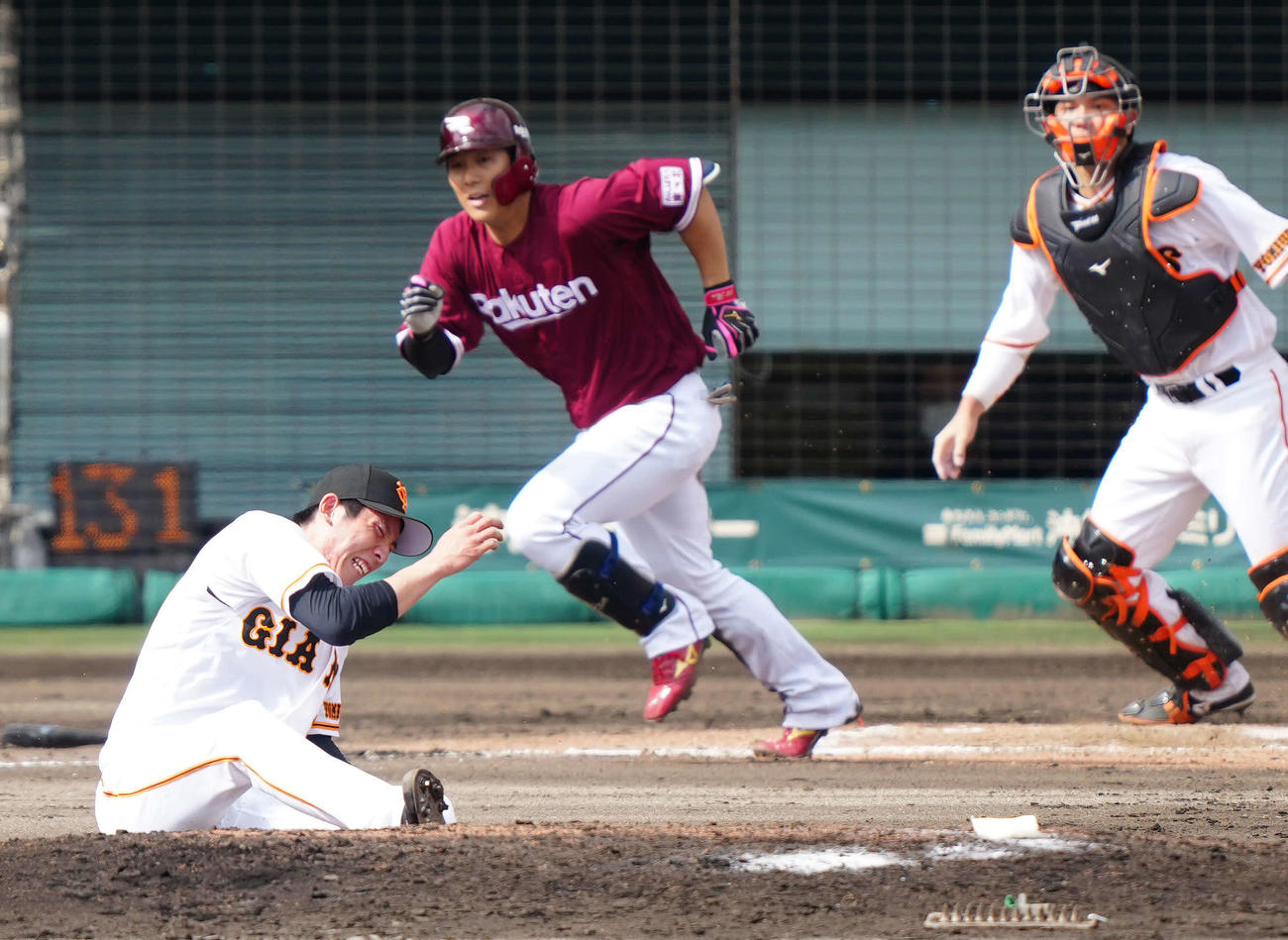 巨人対楽天　6回表楽天2死一、二塁、投手強襲内野安打となった和田（中央）の打球を体に受け厳しい表情の戸郷（撮影・江口和貴）