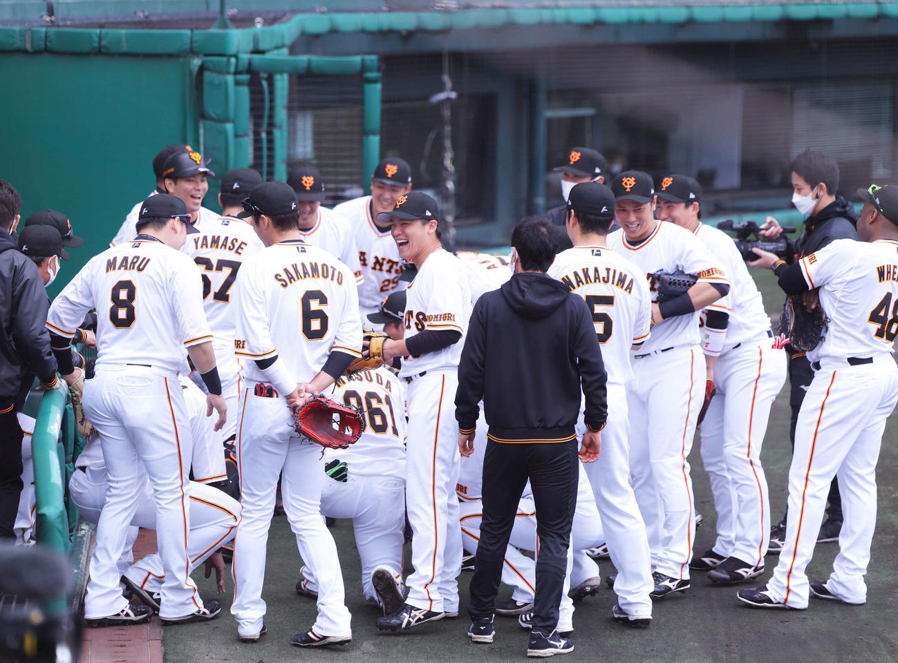 巨人対楽天　試合前円陣を組む巨人の選手たち（撮影・河田真司）