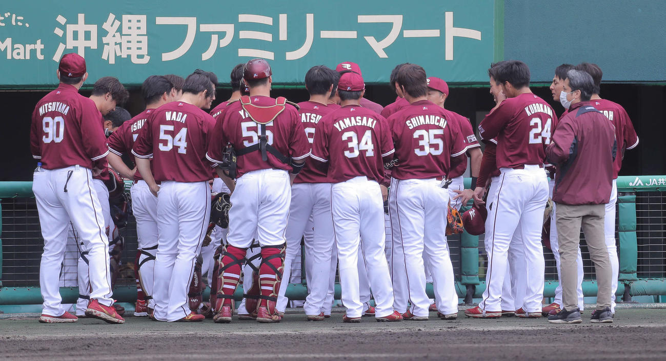 巨人対楽天　試合前円陣を組む楽天の選手たち（撮影・河田真司）