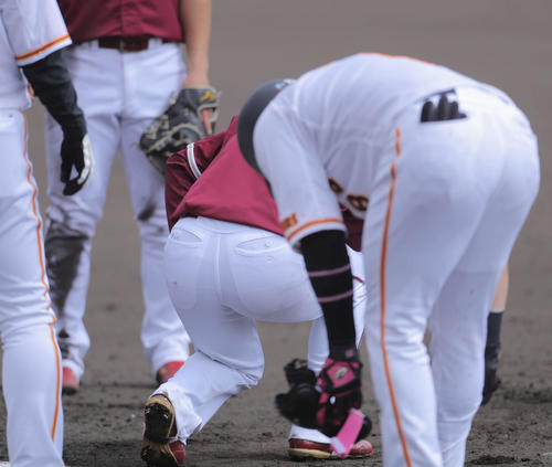 巨人対楽天　3回裏巨人1死一塁、一塁ベースカバーに入り負傷する則本昂（中央）（撮影・河田真司）