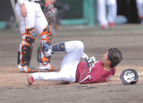 巨人対楽天　巨人対楽天　5回表楽天無死、負傷する武藤（撮影・河田真司）