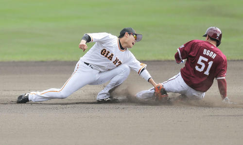 巨人対楽天　6回表楽天無死一塁、二盗を決める小郷（撮影・河田真司）