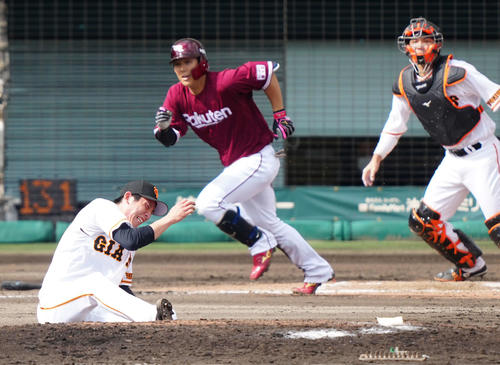 巨人対楽天　6回表楽天2死一、二塁、投手強襲内野安打となった和田（中央）の打球を体に受け厳しい表情の戸郷（撮影・江口和貴）