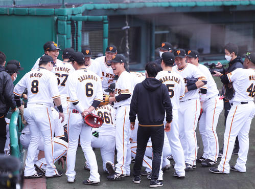 巨人対楽天　試合前円陣を組む巨人の選手たち（撮影・河田真司）