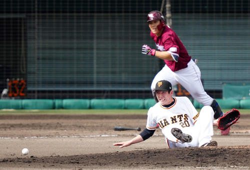巨人対楽天　6回表楽天2死一、二塁、投手強襲内野安打となった和田（後方）の打球を体に受け厳しい表情の戸郷（撮影・江口和貴）