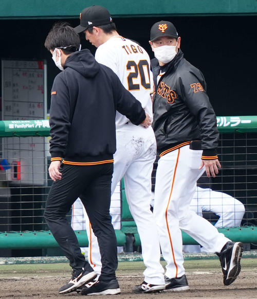 巨人対楽天　6回表途中、ベンチに引き揚げる巨人3番手の戸郷（中央）（撮影・江口和貴）