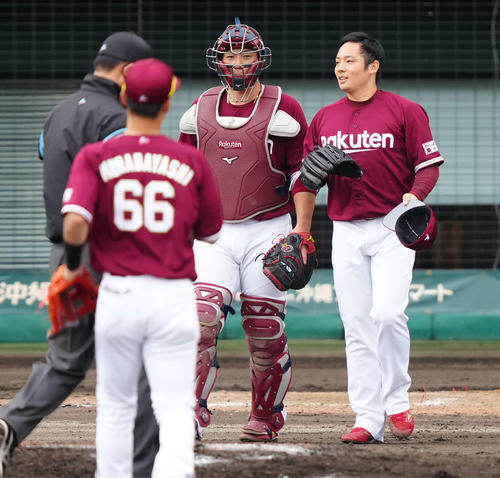 巨人対楽天　9回裏、最後を締め楽天捕手炭谷（中央）と言葉をかわす松井裕（撮影・江口和貴）