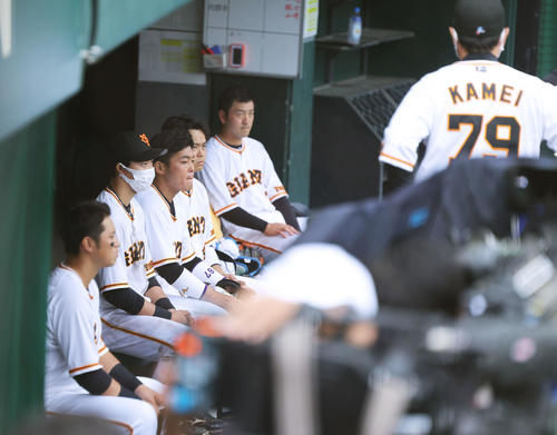 巨人対楽天　試合を終え、ミーティングする巨人の選手たち（撮影・河田真司）