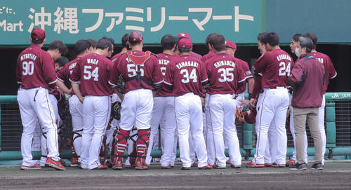 巨人対楽天　試合前円陣を組む楽天の選手たち（撮影・河田真司）