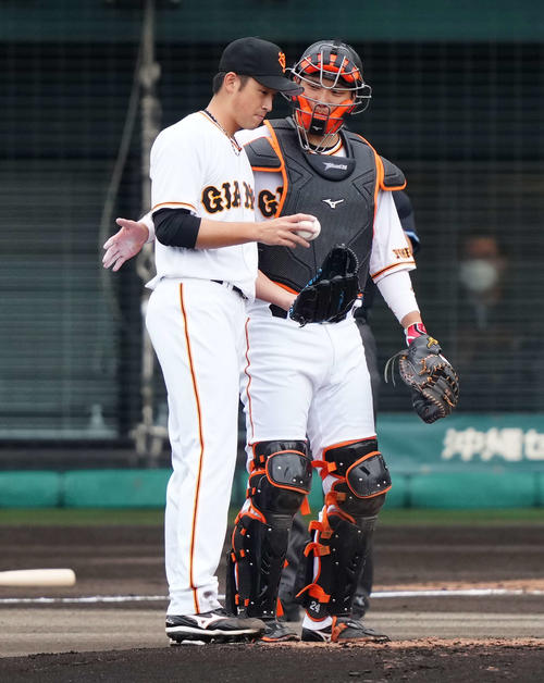 巨人対楽天　1回表楽天無死二塁、小深田に死球を与え捕手大城（右）から声をかけられる先発の堀田（撮影・江口和貴）