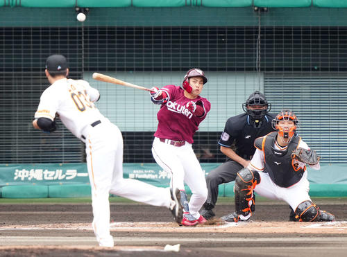 巨人対楽天　1回表楽天2死一、二塁、右前に先制適時打を放つ小郷。投手堀田（撮影・江口和貴）
