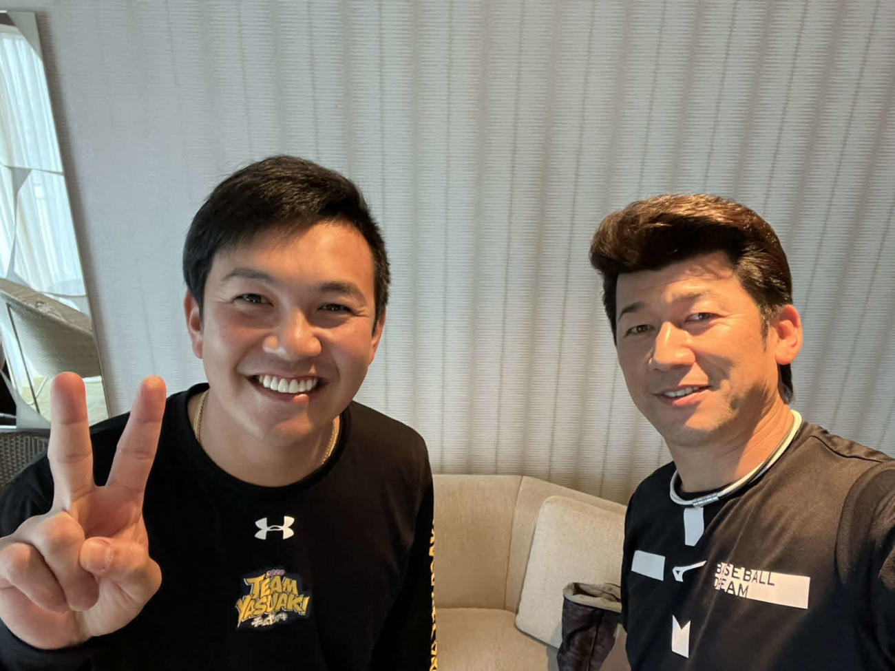 「番長フレーム」で写真に納まるDeNA三浦監督と山崎（球団提供）
