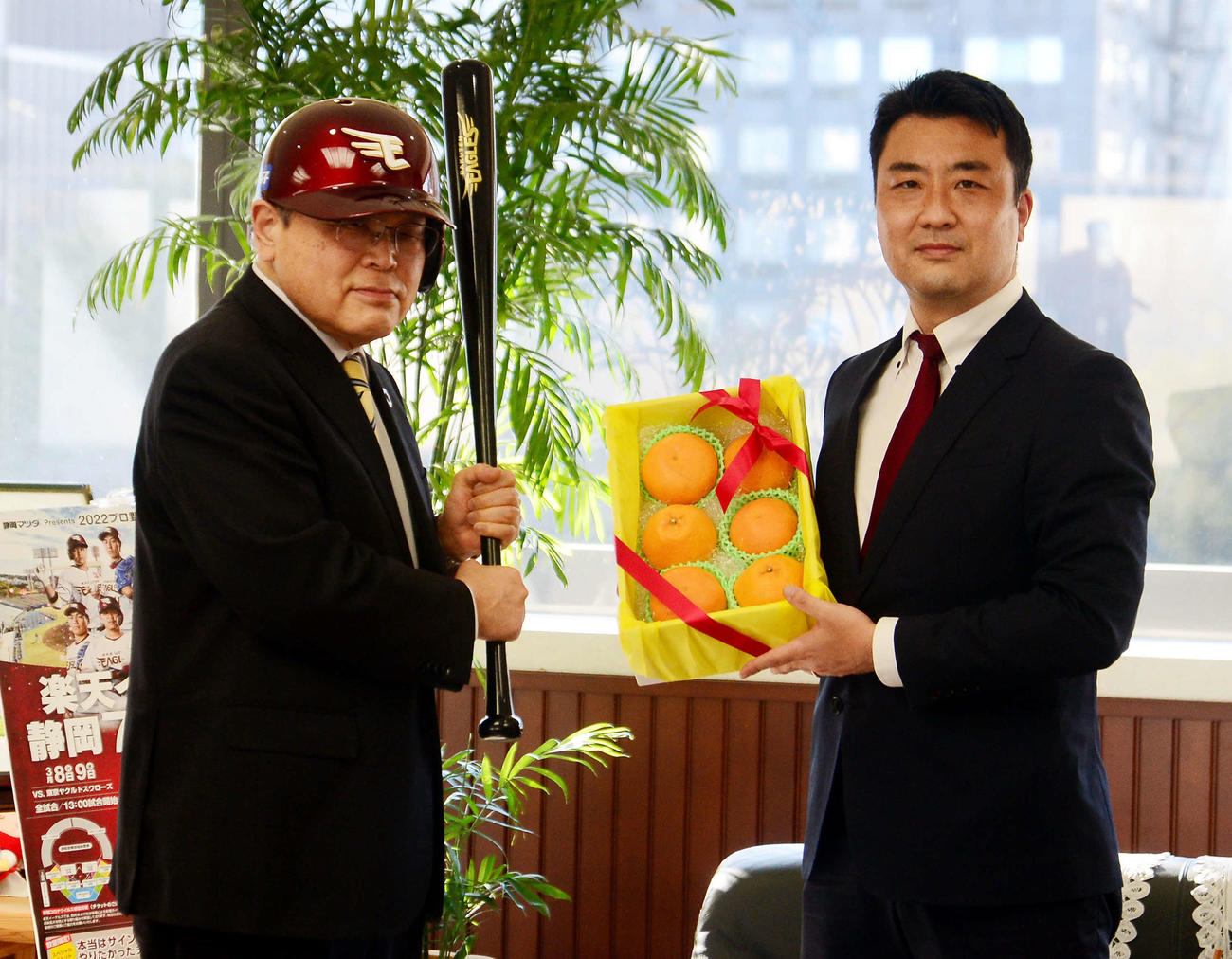出野副知事（左）と記念撮影に納まる楽天松野野球振興部長